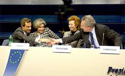 De izquierda a derecha, Juan Costa, Claudie Haigneré, la ministra italiana de Educación y el comisario de Investigación.