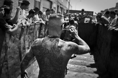 Javier García Roche, organizador de los combates, graba una pelea entre dos de sus 'cachorros'.