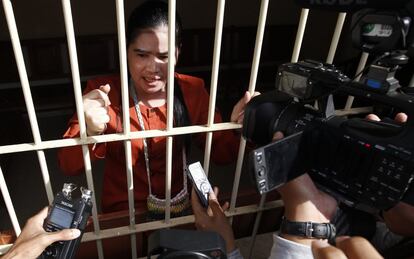 Tep Vanny (C), residente del lago camboyano Beoung Kak, aparece públicamente en un cuarto del Tribunal Supremo, en Phnom Penh (Camboya). El tribunal celebró una audiencia tras una solicitud de fianza de Tep Vanny. El organismo anunciará su decisión el próximo 25 de enero, después de que supuestamente Vanny incitara a algunas personas a cometer actos de violencia contra las autoridades públicas durante una protesta cerca de la casa del Primer Ministro Hun Sen, en 2013.