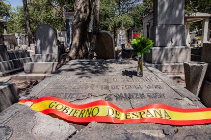 Una ofrenda sobre una de las tumbas del Panteón Español.