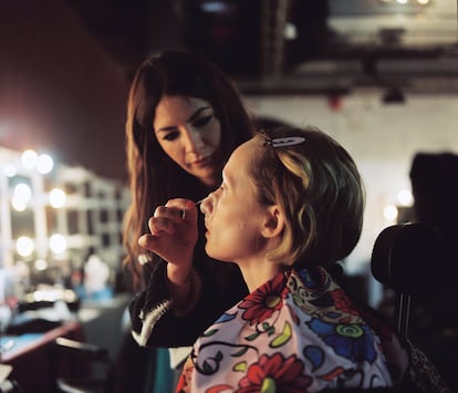 Ángela Centeno, responsable de maquillaje, pone una prótesis de nariz a Ingrid García-Jonsson en el proceso de transformación en Tamara para la serie 'Superestar'.