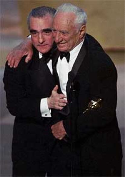 Elia Kazan (derecha), junto a Martin Scorsese, que el entregó el <i>oscar</i> honorífico en 1999.