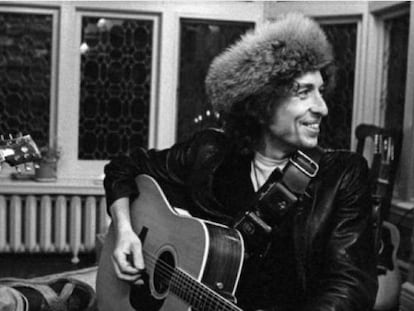 Bob Dylan na casa do cantor Gordon Lightfoot em Toronto, com Roger McGuinn (direita) e Gordon Lightfoot (esquerda) em 1975.
