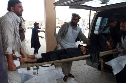 Un herido del atentado en el centro de votación de Khost es trasladado en una camilla hasta el hospital.