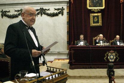 “Al cabo de un siglo largo de vida, el cine ha marcado la forma de hablar y de escribir con huellas más abundantes y profundas de lo que pudiera parecer a simple vista”. Así arrancó en 2008 su discurso de entrada en la RAE, donde ocupó la letra b y donde defendió su eterno amor por el cine.