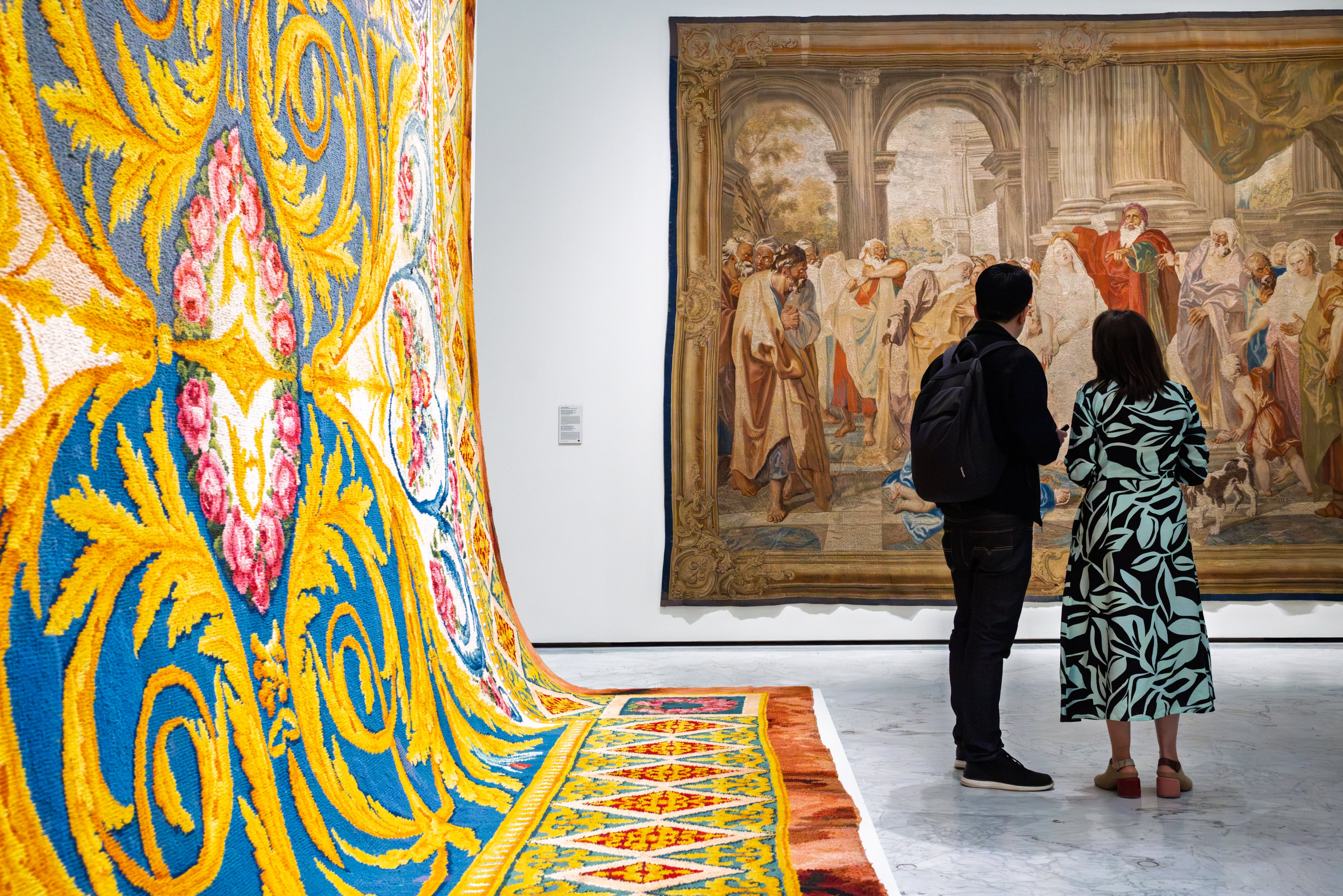 De los tapices barrocos a bordados sobre manifiestos feministas: las múltiples dimensiones del arte textil