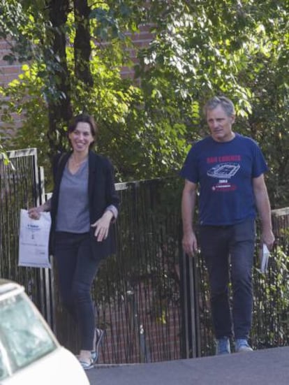 Ariadna Gil and Viggo Mortensen, who wears the jersey of his favorite soccer team, in Madrid in 2016.