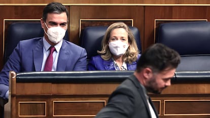 El portavoz de ERC en el Congreso, Gabriel Rufián, pasa por delante del presidente, Pedro Sánchez, y la vicepresidenta primera del Gobierno, Nadia Calviño, en una imagen de archivo