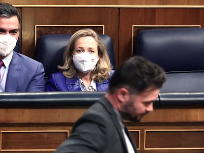 El portavoz de ERC en el Congreso, Gabriel Rufián, pasa por delante del presidente, Pedro Sánchez, y la vicepresidenta primera del Gobierno, Nadia Calviño, en una imagen de archivo