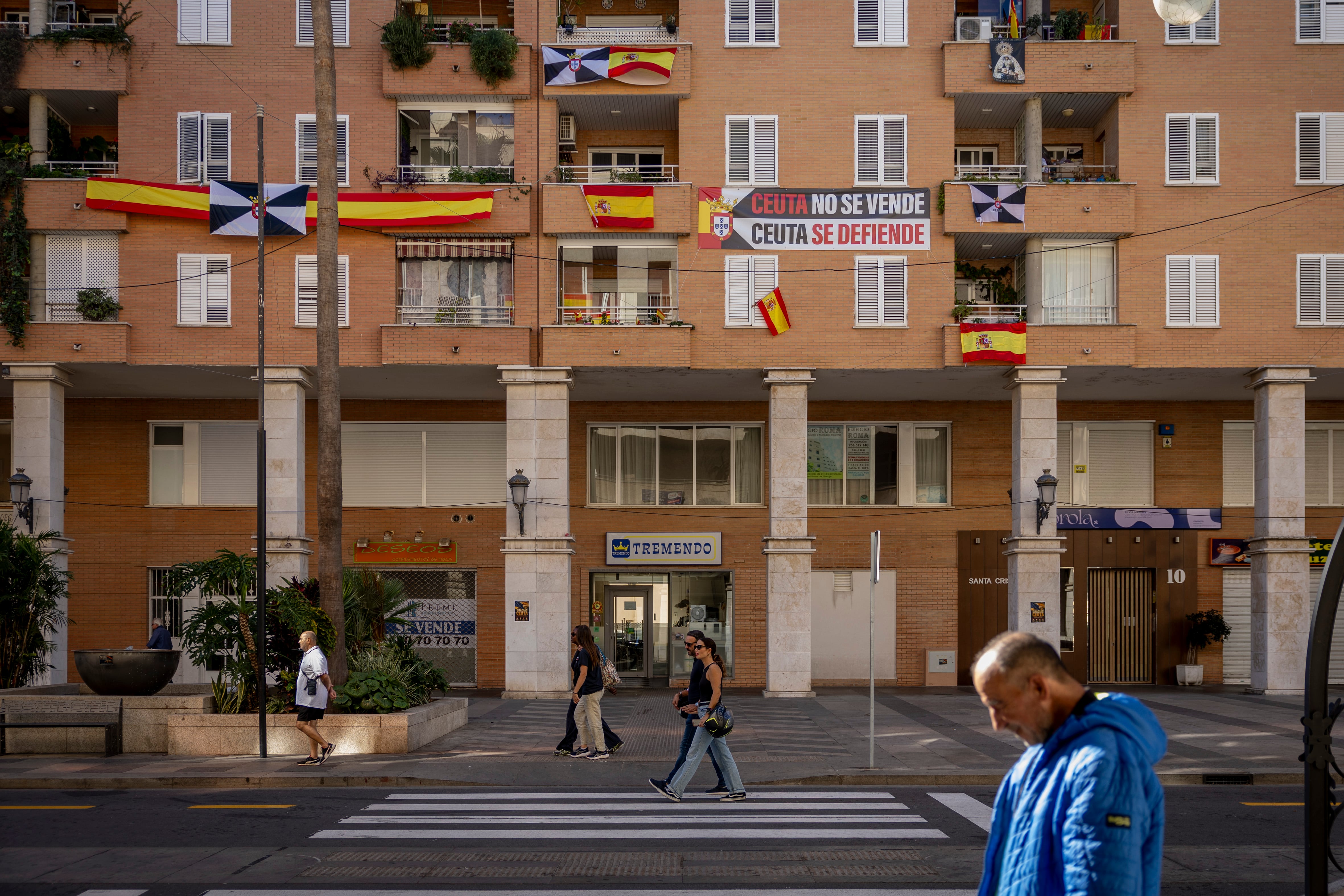 Banderas de España y de Ceuta en un edificio del Paseo Alcalde Sánchez Prados en Ceuta, este lunes.