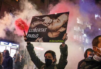 Una mujer protesta en Barcelona por la detención del rapero Pablo Hasél en Barcelona, el 16 de febrero.