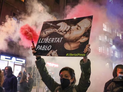 Una mujer protesta por la liberación del rapero catalán Pablo Hasél en Barcelona, el 16 de febrero de 2021.