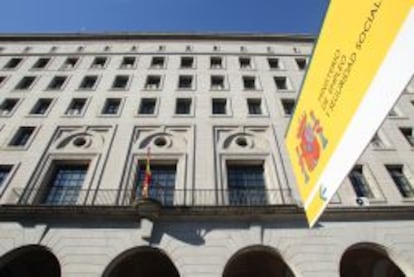 Fachada de la sede del Ministerio de Empleo y Seguridad Social en Madrid.