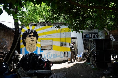 Fachada de la casa donde nació Maradona, en Villa Fiorito. El mural fue pintado el día de su muerte.