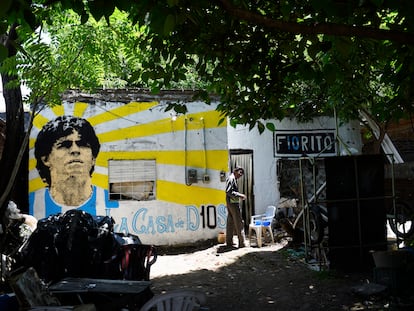 Fachada da casa onde Maradona nasceu, em Villa Fiorito. O mural foi pintado no dia de sua morte.