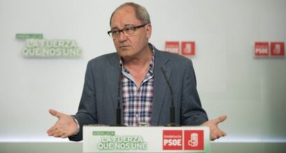 Juan Cornejo, durante la rueda de prensa en la sede del PSOE.