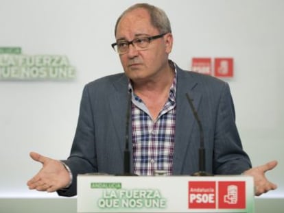 Juan Cornejo, durante la rueda de prensa en la sede del PSOE.
