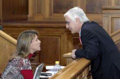 Dolores de Cospedal conversa con José María Barreda en las Cortes de Castilla-La Mancha