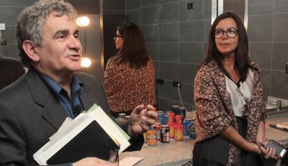 Bernardo Atxaga y Angels Barceló conversan en el camerino justo antes de salir al escenario.