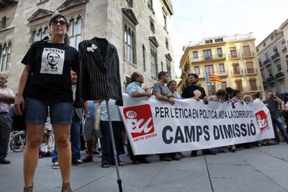 Un momento de la concentración celebrada ayer en la plaza de Manises de Valencia, convocada por Esquerra Unida, para exigir la dimisión de Camps.