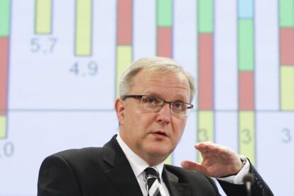 El comisario Rehn, durante una conferencia de prensa ayer en Bruselas.