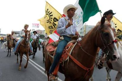 Simpatizantes del candidato por el PRD López Obrador marchan ayer por calles de la capital mexicana.