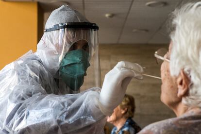Volunteers carry out coronavirus tests in a Barcelona residence for seniors.