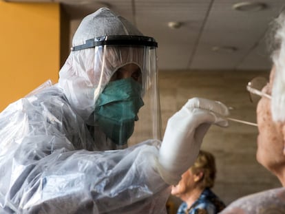 Volunteers carry out coronavirus tests in a Barcelona residence for seniors.