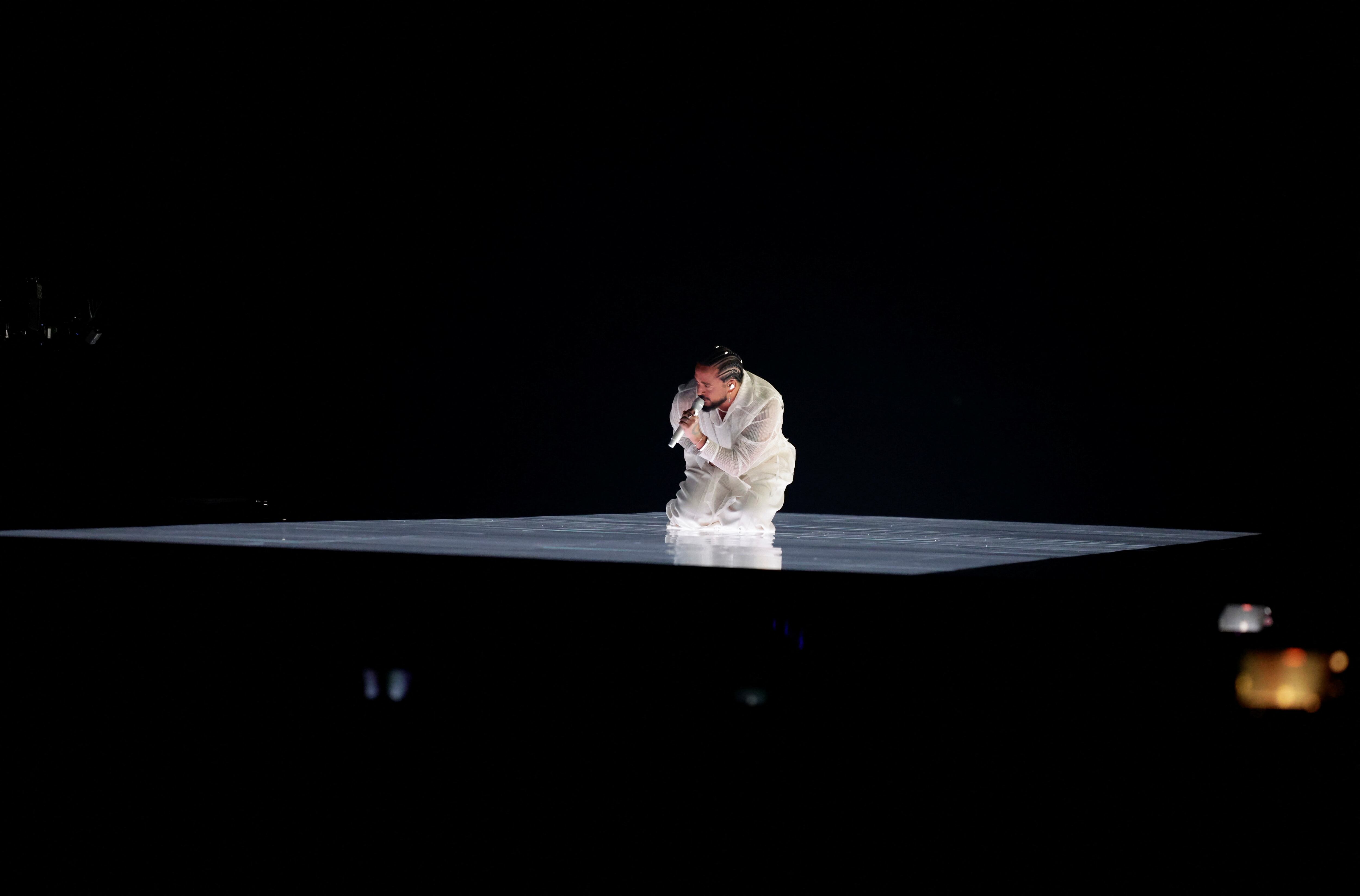 Slimane, representando a Francia, actúa en el escenario.