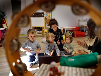 Tanit, de 18 meses (derecha), junto a otros alumnos de infantil en clase de música en la escuela Ardèvol, en Pinós (Lleida).