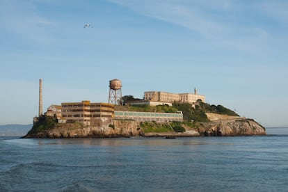 La isla de Alcatraz, llamada 'La Roca', funcionó como prisión federal de máxima seguridad frente a la costa de San Francisco (Estados Unidos) entre 1934 y 1963, dando hospedaje forzoso a criminales como Al Capone. Es una de las más famosas entre las 25 antiguas cárceles que visitamos a continuación, convertidas en la actualidad en atracciones turísticas, museos de la memoria u hoteles 'boutique'.
