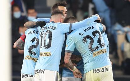 Los jugadores del Celta celebran el tercer gol al Espanyol, logrado por Denis Suárez, en el partido de Liga celebrado este viernes en el estadio Balaídos de Vigo.