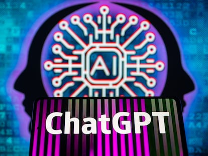 ChatGPT en una pantalla de móvil, con cerebro de IA al fondo.