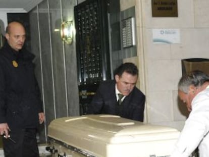 Los servicios funerarios sacan el cadáver de un hombre de 65 años en Granada.