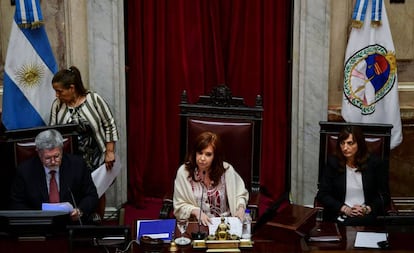 La expresidenta y senador Cristina Kirchner, al frente de la sesión de la Cámara Alta donde se aprobó la ley de emergencia económica.