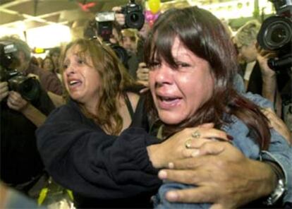 Pasajeros y familiares se abrazan con el terror todava en el rostro en el aeropuerto de Tel Aviv una vez aterrizado el avin atacado.