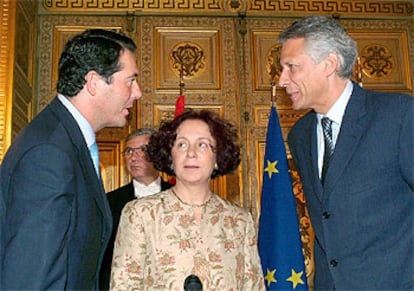 José María Michavila charla con Ana Palacio y el ministro francés de Exteriores, Dominique de Villepin (derecha).