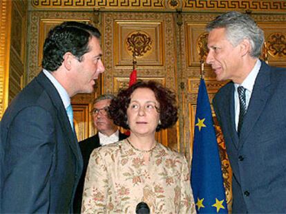 José María Michavila charla con Ana Palacio y el ministro francés de Exteriores, Dominique de Villepin (derecha).