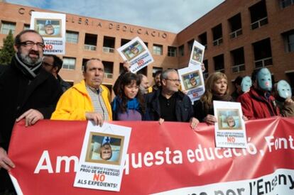 Integrantes de la Plataforma por la Enseñanza Pública, en la protesta ante la Consejería de Educación en Valencia.