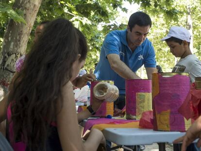 Un voluntario da explicaciones a los menores durante un taller organizado en 2015.