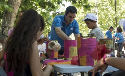 Un voluntario da explicaciones a los menores durante un taller organizado en 2015.