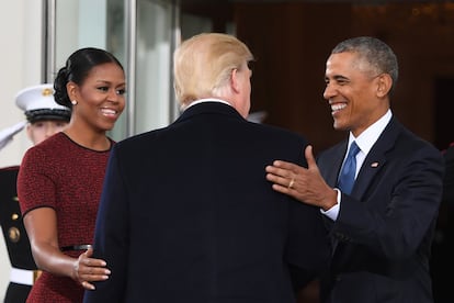 El presidente electo, Donald Trump es recibido por el presidente de los Estados Unidos, Barack Obama, y la primera dama, Michelle Obama, cuando llega a la Casa Blanca en Washington el 20 de enero de 2017.