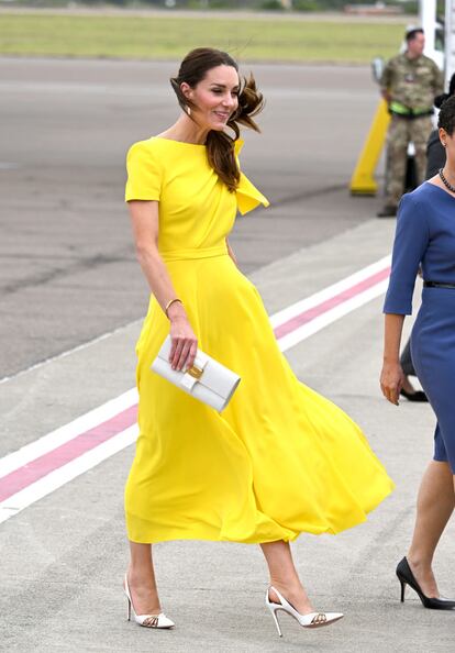 El tono amarillo del vestido es el que más se aproxima al gualda de la bandera de jamaicana.