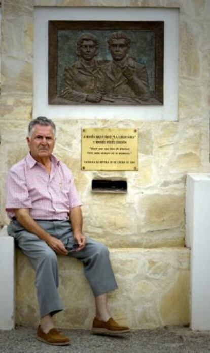 Juan Pérez Silva, hijo de María Silva, 'La Libertaria', junto al monumento a su madre.