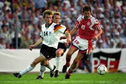 Kim Vilfort (derecha) y el alemán Thomar Helmer, en la final de 1992.