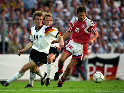 Kim Vilfort (derecha) y el alemán Thomar Helmer, en la final de 1992.