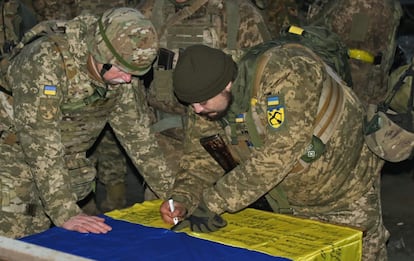 Gennadiy signing the flag that Zelenskiy presented to Congress during his visit to the United States.