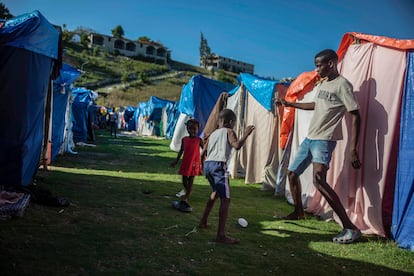 Niños juegan en el campamento de refugiados de Devirel en Los Cayos en febrero de este año.