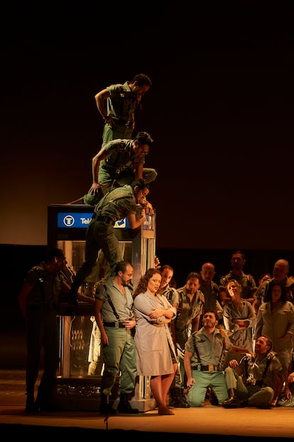 La ‘mezzo’ Clémentine Margaine cantando la famosa habanera de ‘Carmen’, rodeada por figurantes y miembros del Coro del Gran Teatro del Liceo.