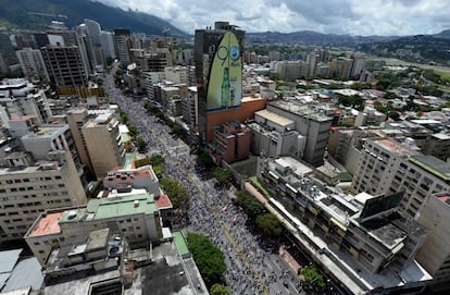 Activistas opositores al gobierno participan de la marcha multitudinaria convocada en Caracas.